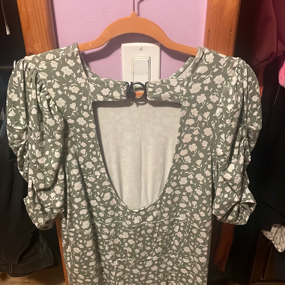 Free People Green & White Floral Midi, open back. Flattering waist & sleeves.